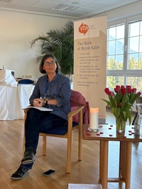 Die Leiterin eines Nachmittagsworkshops