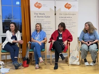 Teilnehmende und Leiterin eines Nachmittagsworkshops