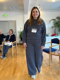 Die Leiterin eines Nachmittagsworkshops